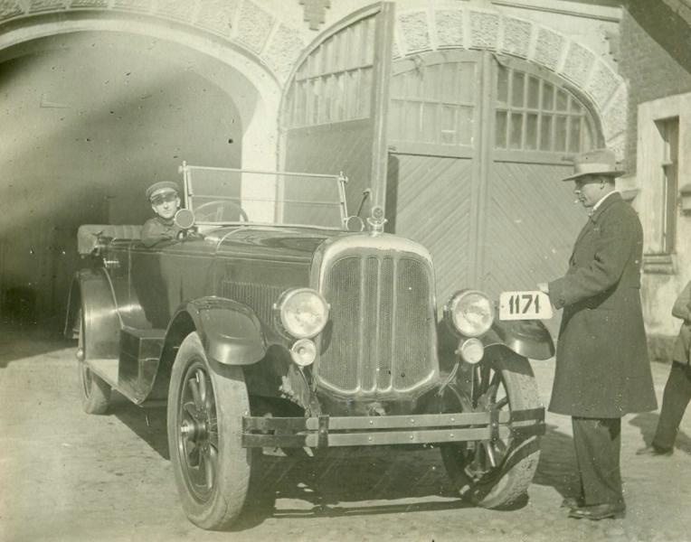 Машина с водителем у гаража, 1930 год, г. Ленинград