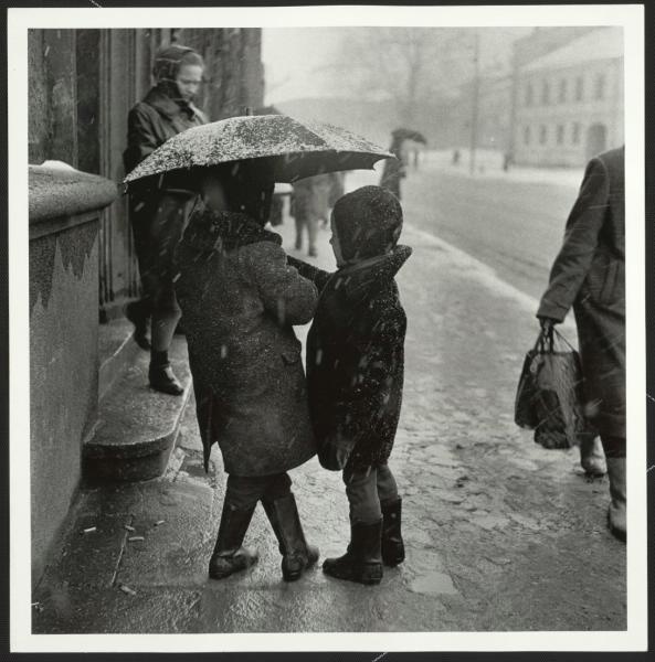 Мокрый снег. Дети под зонтом, 1963 год, Литовская ССР, г. Вильнюс. Выставка&nbsp;«А снег идет, а снег идет, и все вокруг чего-то ждет…» с этой фотографией.