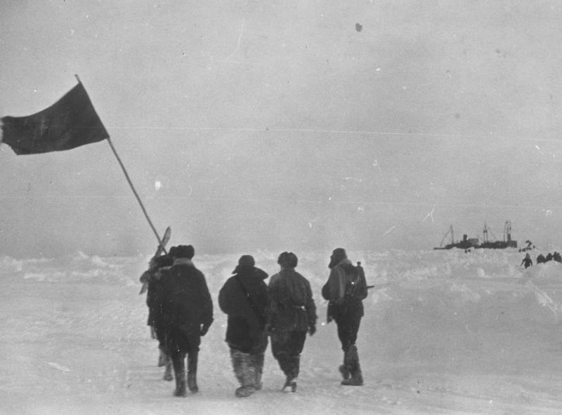 Северный полюс, 6 июня 1937 - 19 февраля 1938, Северный полюс. Высадка экспедиции на лед была выполнена 21 мая 1937 года. Официальное открытие дрейфующей станции «Северный полюс-1» состоялось 6 июня 1937 года. Через 9 месяцев дрейфа (274 дня) на юг станция была вынесена в Гренландское море, льдина проплыла более 2000 км. Ледокольные пароходы «Таймыр» и «Мурман» сняли полярников 19 февраля 1938 года.