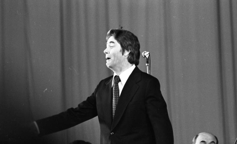 Юрий Гуляев 1983 найти певец Юрий Гуляев выступление в 1983 году