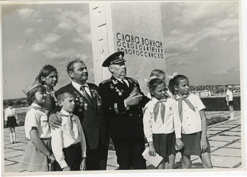 У обелиска воинам-освободителям Новороссийска, 1970-е, г. Новороссийск