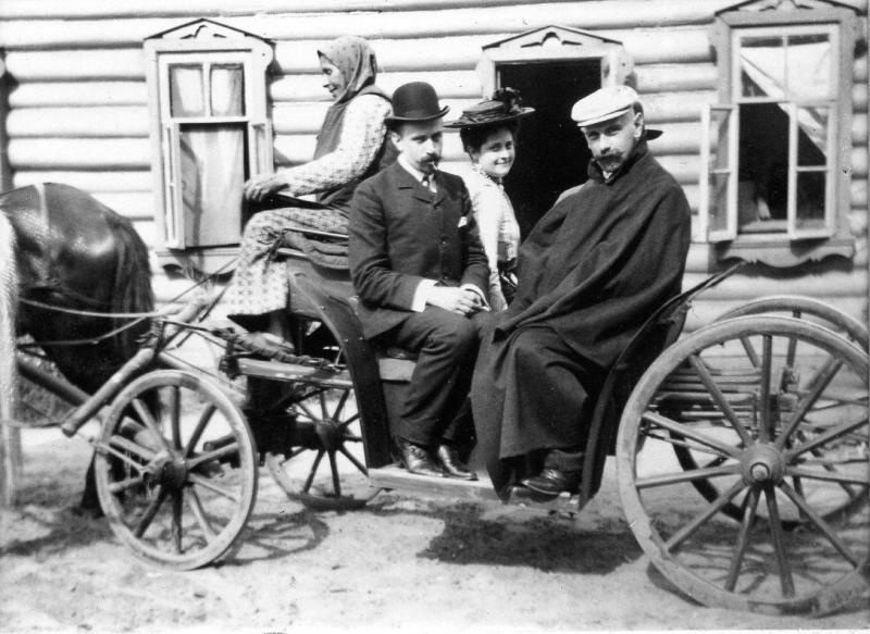 Группа людей в прогулочной коляске, 1910-е. Выставка «Транспорт прошлого. "Карету мне, карету!"» с этой фотографией.