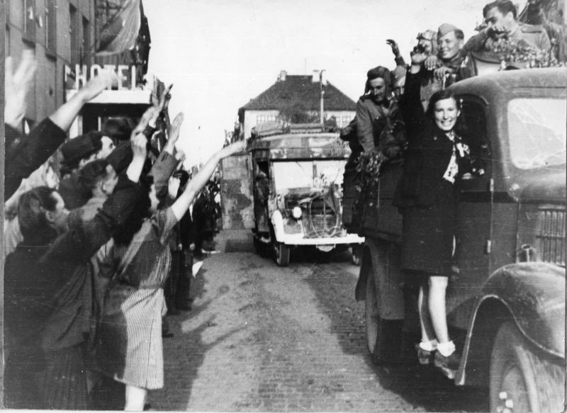 Население чехословацкого города Табор приветствует воинов 27 гвардейской танковой бригады, 1945 год, Чехословакия, г. Табор. Выставка «Великая Отечественная война. Освобождение Европы» с этой фотографией.