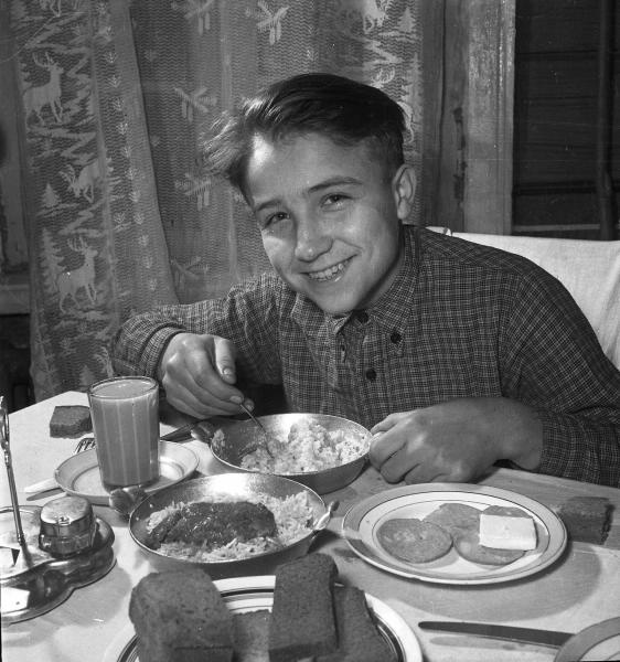 Леня Сергеев за завтраком в доме отдыха «Ясная Поляна», 1957 год, Тульская обл., с. Ясная Поляна