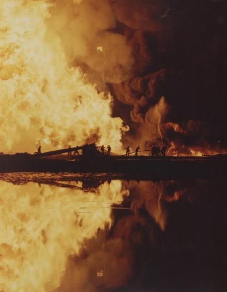 Пожар на Каспии, 1980-е. Выставка «10 фотографий с нефтью» с этим снимком.
