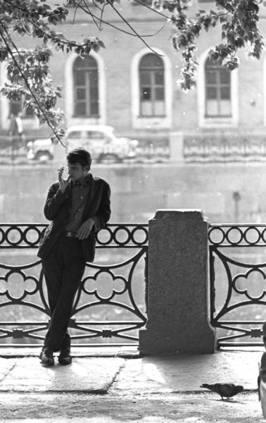 На набережной. «Ожидание», 1960-е, г. Ленинград. Выставка «Мы в зале ожидания живем. Любой из нас все время ждет чего-то…» с этой фотографией.