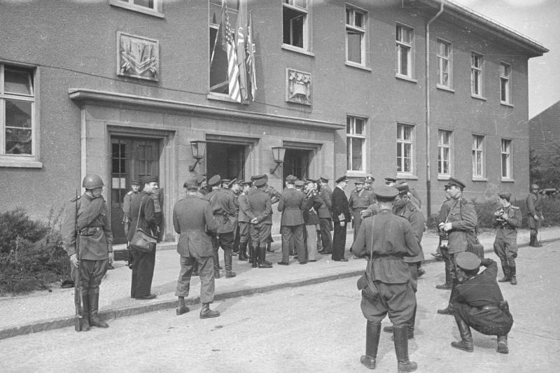 Военные перед зданием, где будет подписан Акт о безоговорочной капитуляции Германии, 7 - 8 мая 1945, Германия, г. Берлин, Карлсхорст. Видео «Георгий Петрусов» с этой фотографией.
