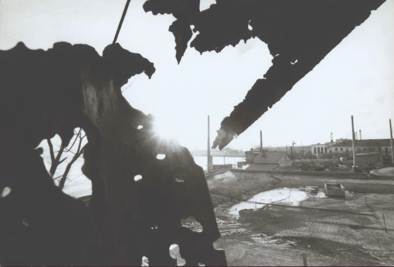 Груда исковерканного металла – все, что осталось от вагона, оказавшегося на переднем крае обороны Новороссийска, 1978 год, г. Новороссийск