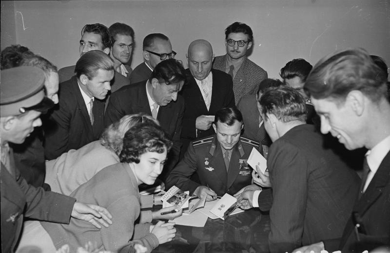 Юрий Гагарин, подписывающий автографы сотрудникам Главного павильона ВДНХ, 23 октября 1961, г. Москва, ВДНХ. Авторство снимка приписывается Мартынову.