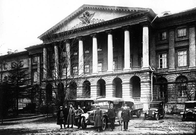 Смольный институт, где помещался штаб по руководству октябрьским восстанием, октябрь 1917, г. Петроград