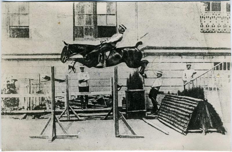 Прыжок в длину через тройное препятствие, 1910-е. Авторство снимка приписывается Сомюру.