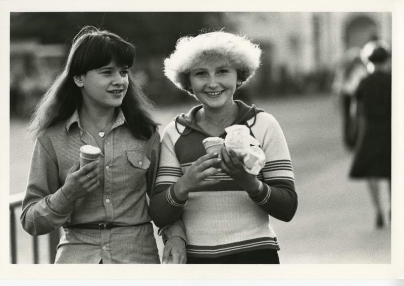 Из серии «Дети Арбата», 1983 год, г. Москва. Выставки:&nbsp;«Вкусно и сладко! Съедим без остатка!»,&nbsp;«Лучшие девушки Советского Союза» с этой фотографией.