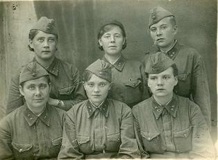 Девушки в военной форме, 1941 год, Калининская обл., Краснохолмский р-н, г. Красный Холм