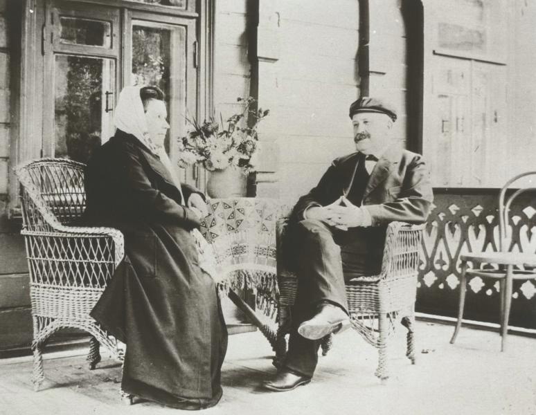 На веранде, 1900-е. Выставка «15 фотографий: на веранде до 1917 года» с этим снимком.