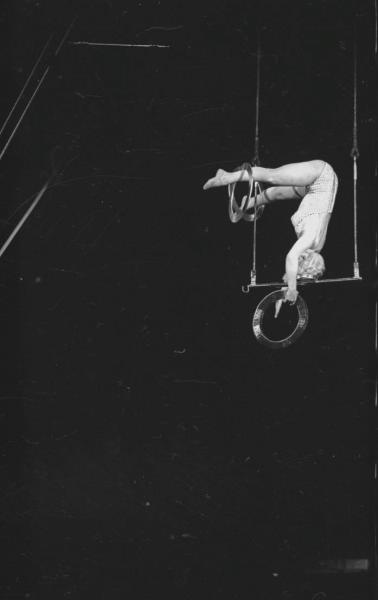 Воздушная гимнастка на трапеции, 1950-е, г. Москва