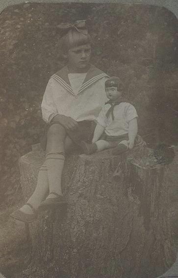 Портрет девочки с куклой, 1920-е