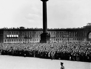 На Дворцовой площади в момент провозглашения манифеста о вступлении России в войну, 20 июля 1914, г. Санкт-Петербург. Видеовыставка «Петроград, Петрушкин двор и Санкт-Ленинбург» с этой фотографией.