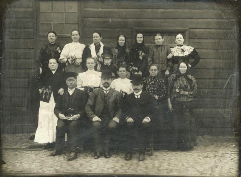 Групповой портрет хозяев с работницами, 1910 - 1917