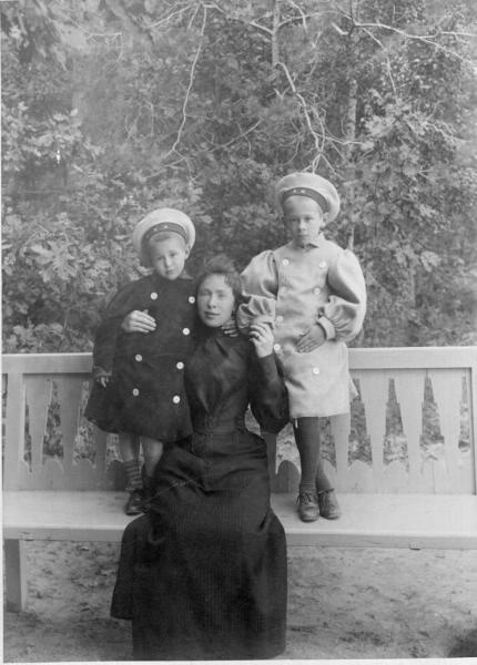 Портрет женщины с детьми, 1900-е