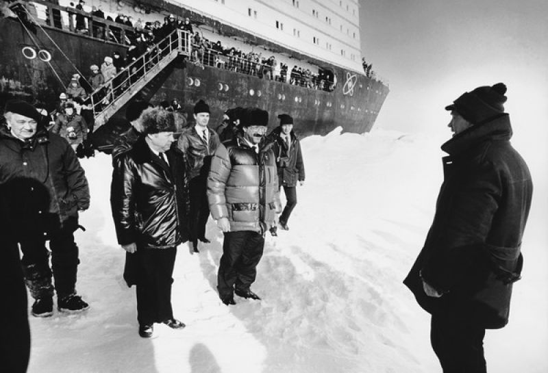 Руководитель экспедиции на Северный полюс на атомном ледоколе «Сибирь» Артур Чилингаров принимает рапорт, 1987 год