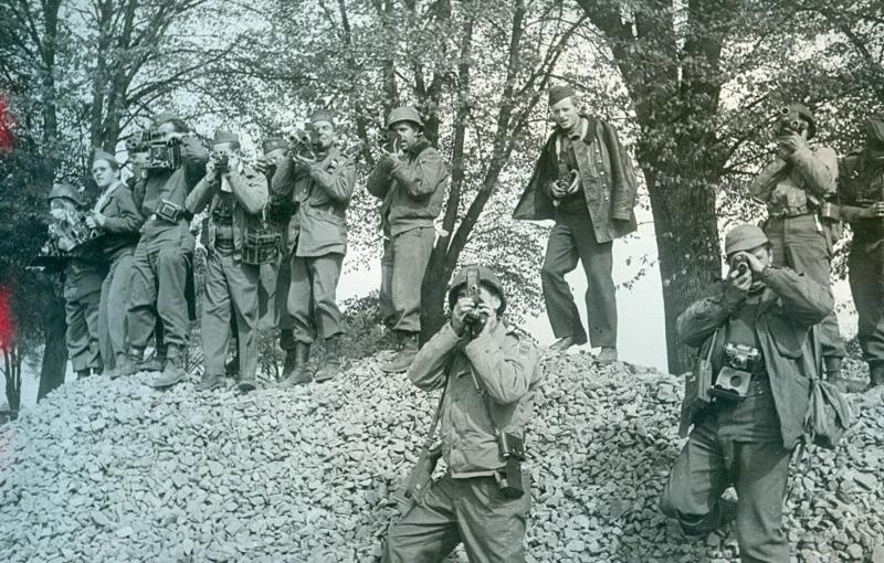 Американские фотографы, 25 - 26 апреля 1945, Германия, г. Торгау. Видеовыставка «Встреча на Эльбе» с этой фотографией.