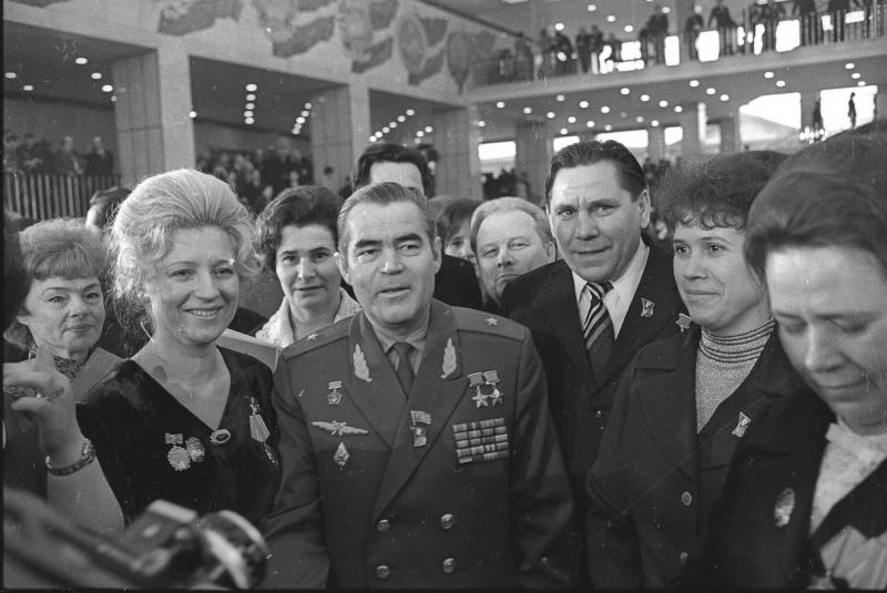 Космонавт Андриян Николаев с делегатами XXV съезда КПСС, 24 февраля 1976 - 5 марта 1976, г. Москва