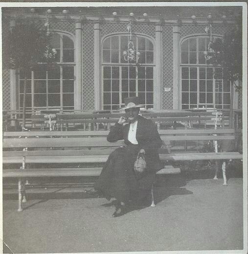 Женщина на скамейке, 1910-е