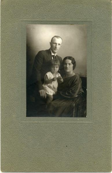 Семейный портрет, 1923 год. Александр Иванович Жагар с супругой Фаиной Александровной и сыном Олегом.
