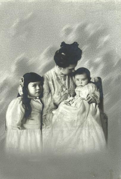 Портрет Зинаиды Григорьевны Морозовой с дочерью Марией и сыном Саввой, 1903 год. Супруга и дети Саввы Тимофеевича Морозова.Выставка «Работаю, значит, существую» с этой фотографией.