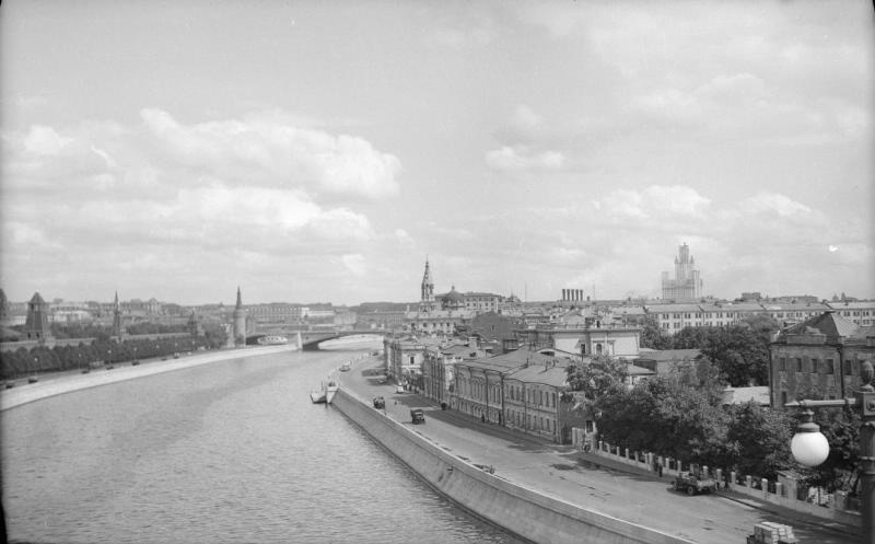 Вид на Москву-реку, Кремль и Замоскворечье с Большого Каменного моста, 1948 - 1952, г. Москва. Вдали виден Большой Москворецкий мост. Справа вдали – высотное здание на Котельнической набережной.