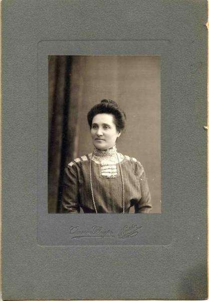 Портрет женщины в платье с кружевными вставками, 1912 - 1916, г. Москва