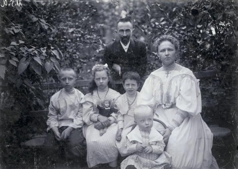 Портрет семьи фотографа Павла Левинского, 1906 год, Московская губ., Кусково