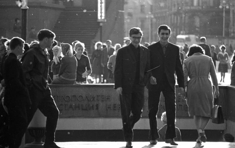 У выхода из подземного перехода станции метро «Невский проспект», 1965 год, г. Ленинград