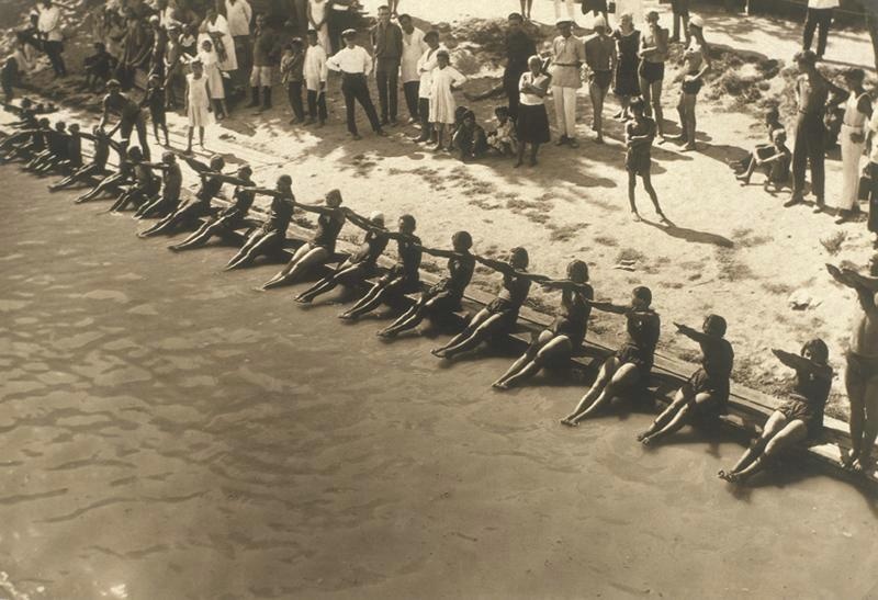 Коллективная гимнастика, 1928 - 1932, Узбекская ССР. Выставка «Купальный сезон» с этой фотографией.
