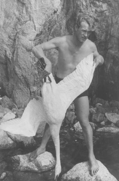Врач с убитым лебедем. Озеро Ольхон, 1939 год. Выставка «Лебединая песня» с этой фотографией.&nbsp;