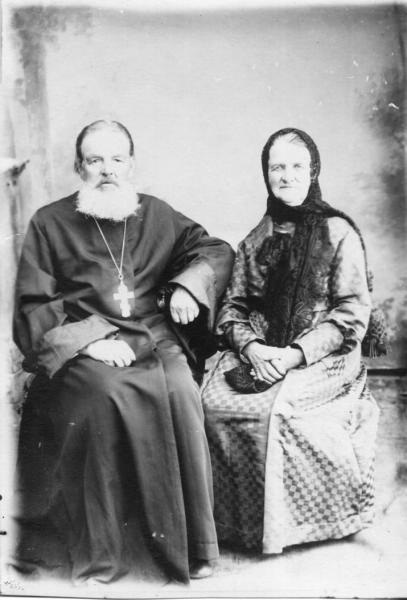 Священнослужитель и его жена, 1910-е
