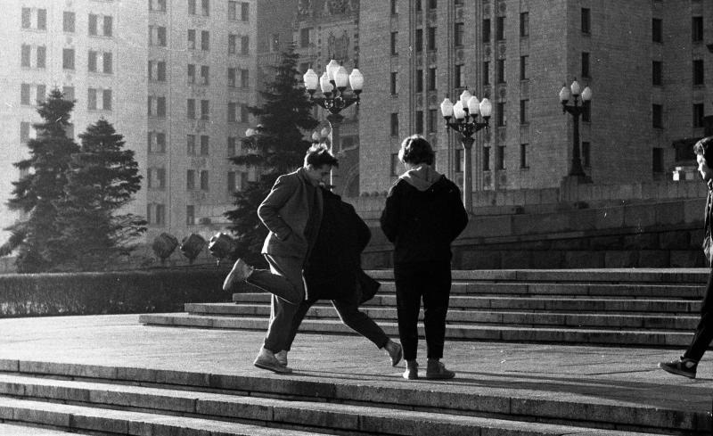 На лестнице у подъезда МГУ, 1963 - 1964, г. Москва