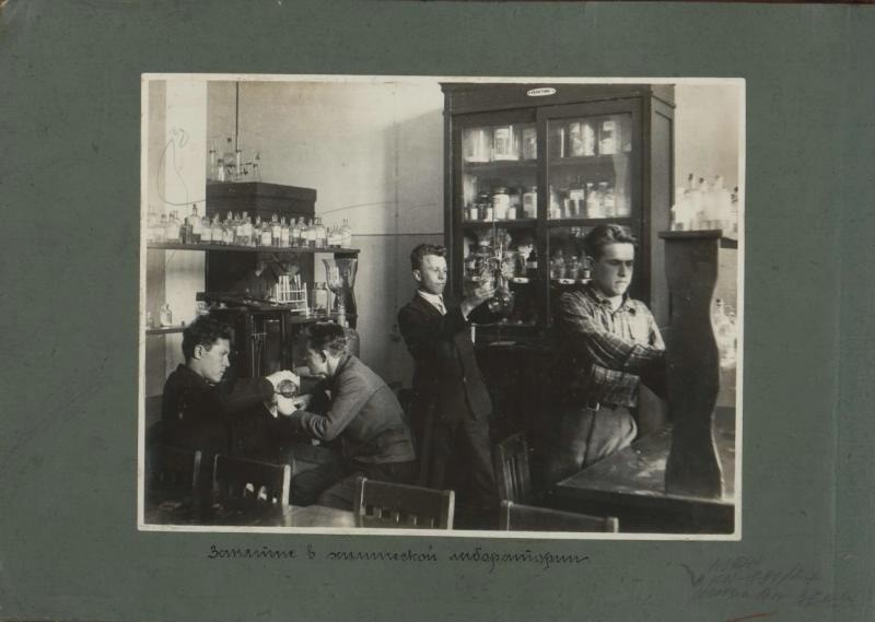 Занятия в химической лаборатории, 1930-е. Выставка&nbsp;«От сессии до сессии...» с этой фотографией.&nbsp;