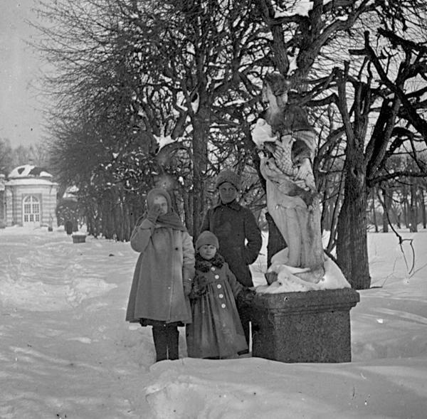 Дети фотографа Ивана Авдонина, 1910-е, Московская губ., усадьба Кусково
