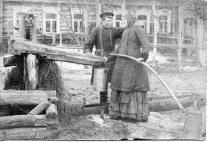 У колодца, 1910 - 1915. Авторство снимка приписывается Алексею Мазурину.Выставки&nbsp;«Говорить на одном языке» и «Освобожденные крестьяне» с этой фотографией.