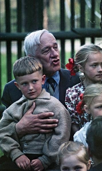 Корней Чуковский с детьми в Переделкине, 1959 год, Московская обл., пос. Переделкино