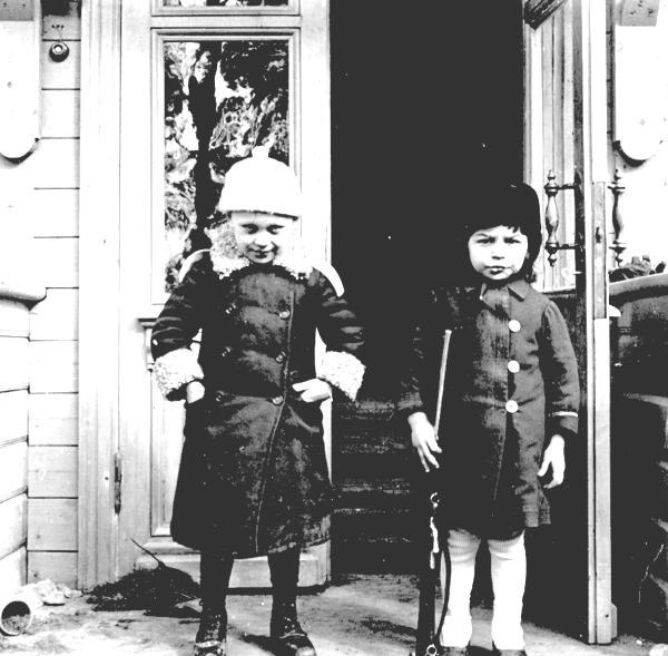 Без названия, 1910-е, Московская губ., Московский у., пос. Новогиреево. Слева – сын фотографа Сева.