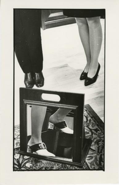 В обувном магазине, 1970-е. Выставки «Александр Абаза. 15 лучших фотографий» и&nbsp;«...только вряд найдете вы в России целой три пары стройных женских ног» с этой фотографией.