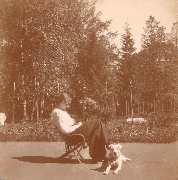 Портрет девушки с собакой, 1895 - 1905