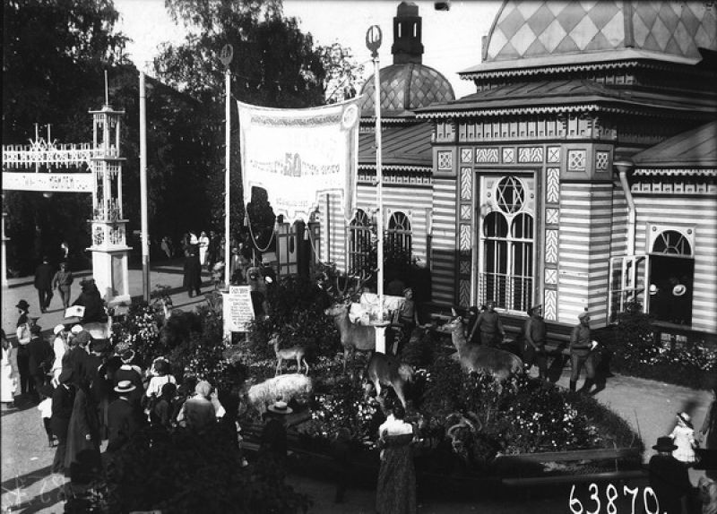 Инсценировка, приуроченная к 50-летнему юбилею Зоосада, названная «Суд Зверей». Протест зверей против наименования «зверством» поступков немцев, 1915 год, г. Петроград