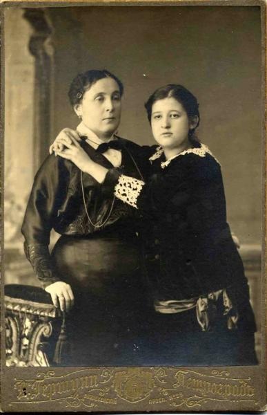 Портрет матери и дочери, 1914 - 1916, г. Петроград