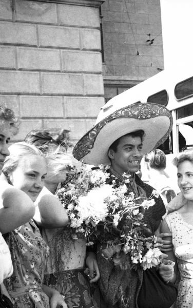 VI Всемирный фестиваль молодежи и студентов. Встреча гостей на Киевском вокзале, 28 июля 1957 - 11 августа 1957, г. Москва