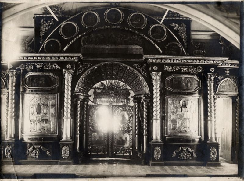 Иконостас Покровского храма Спасского мужского монастыря, 1928 год, Владимирская губ., г. Муром. На обороте надпись: «Фотография снята 12 марта 1928 года перед разбором иконостаса, ввиду сдачи храма под склады 41-го Стрелкового полка».