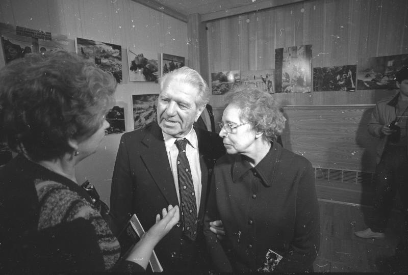 Участники фотовыставки «40 лет Победы» в выставочном зале, 1985 год, г. Москва