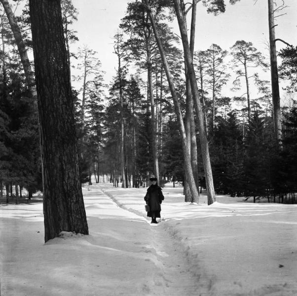Рая на дорожке позади дачи, 1904 год, г. Москва